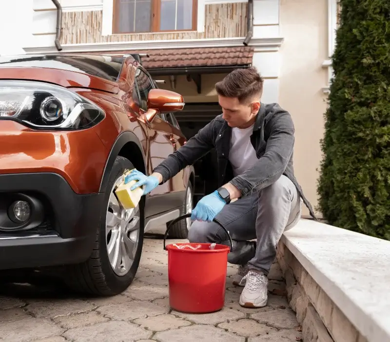Lavage auto à domicile Saint-Cyr-sur-le-Rhône : professionnel intervenant sur un véhicule